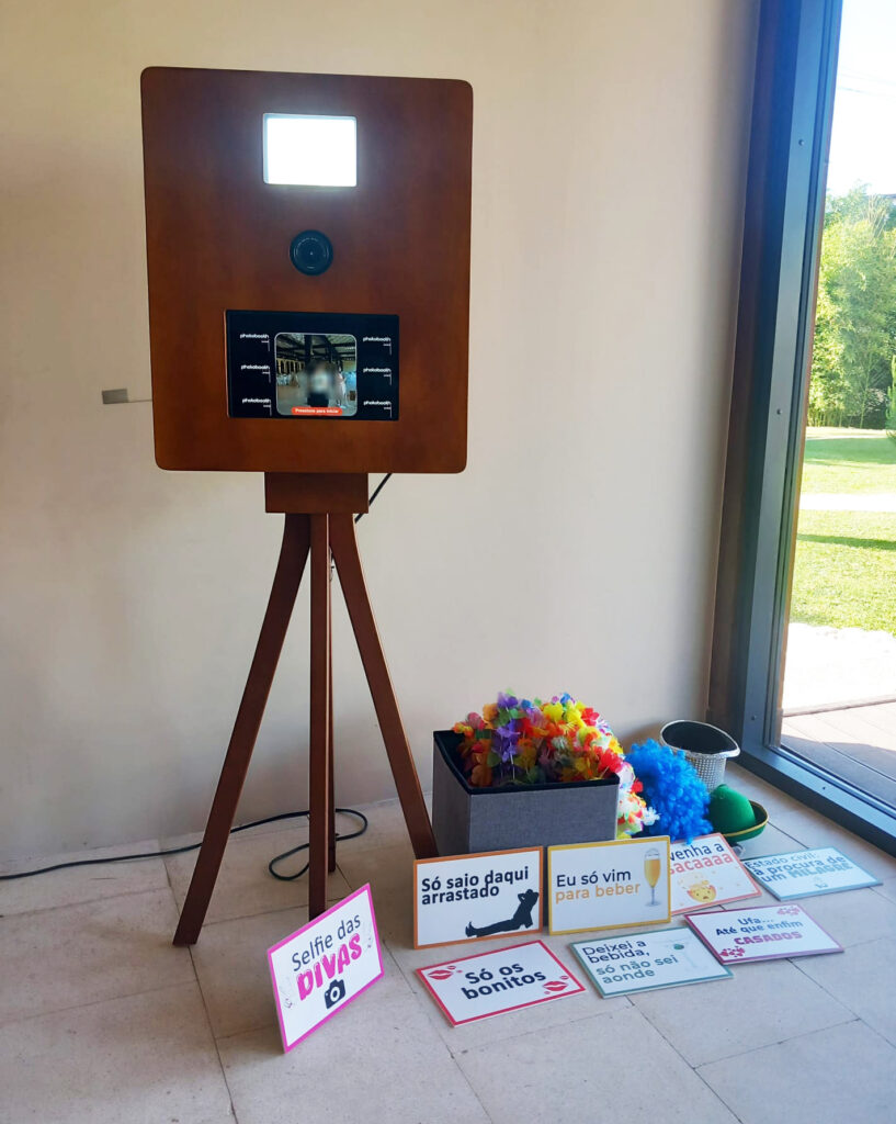 Máquina photobooth com adereços ao lado
